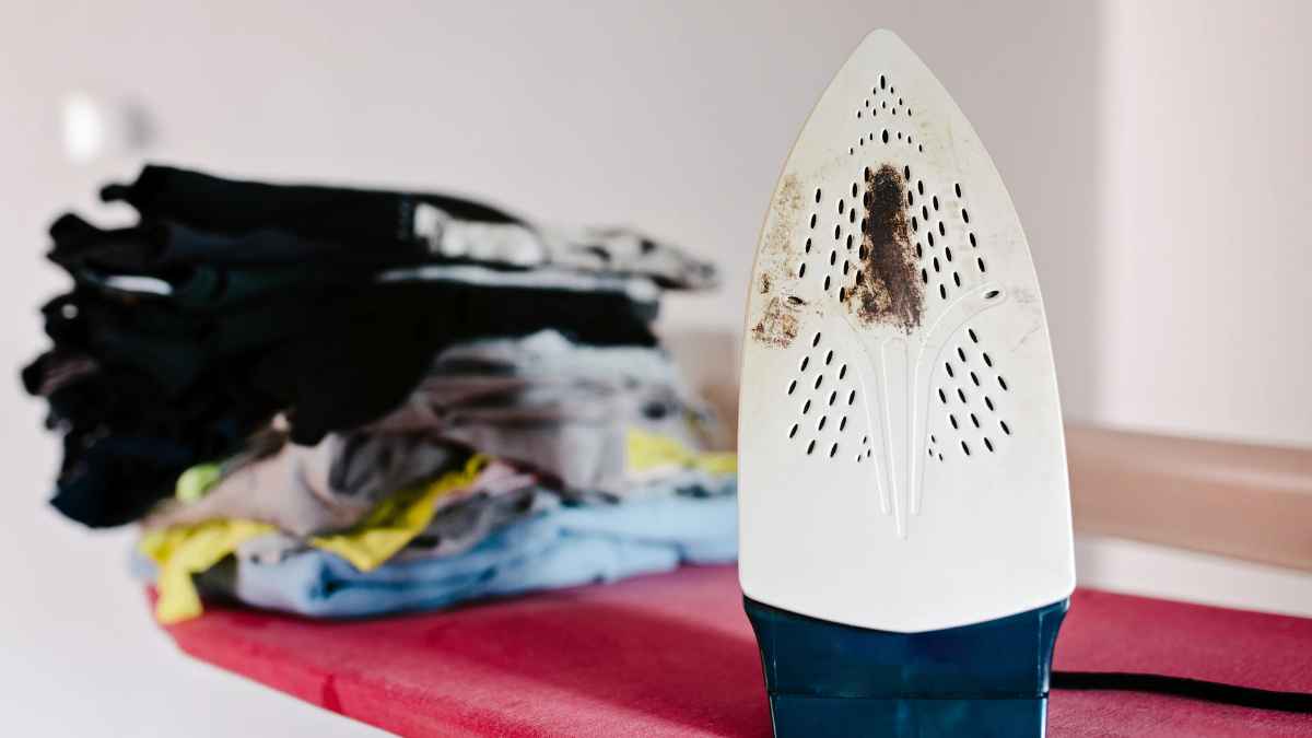 Plancha de ropa quemada antes de limpiar con paracetamol