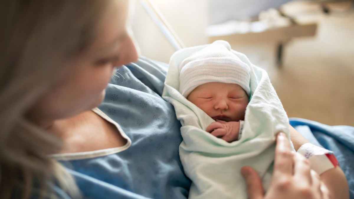 Madre con su bebé recién nacido tras el parto en hospital