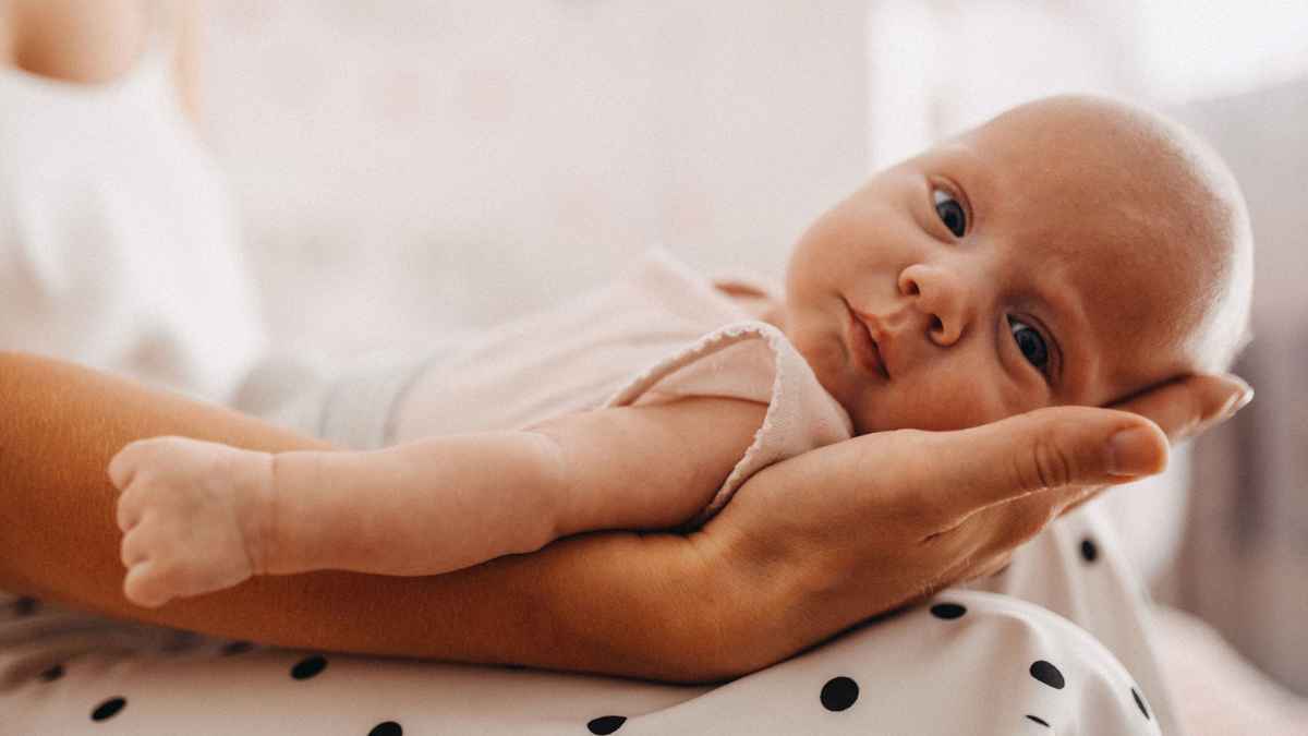 Bebé recién nacido en brazos de su madre simbolizando el permiso por nacimiento ampliado a 19 semanas retribuidas.