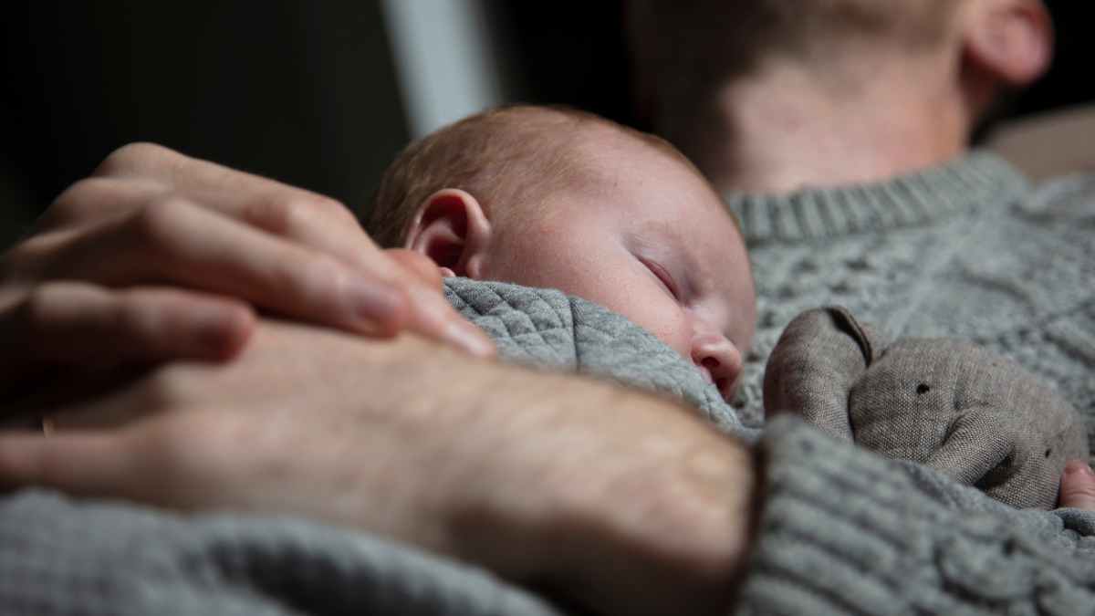 Padre con bebé en brazos disfrutando del permiso de 8 semanas pagado por la Seguridad Social