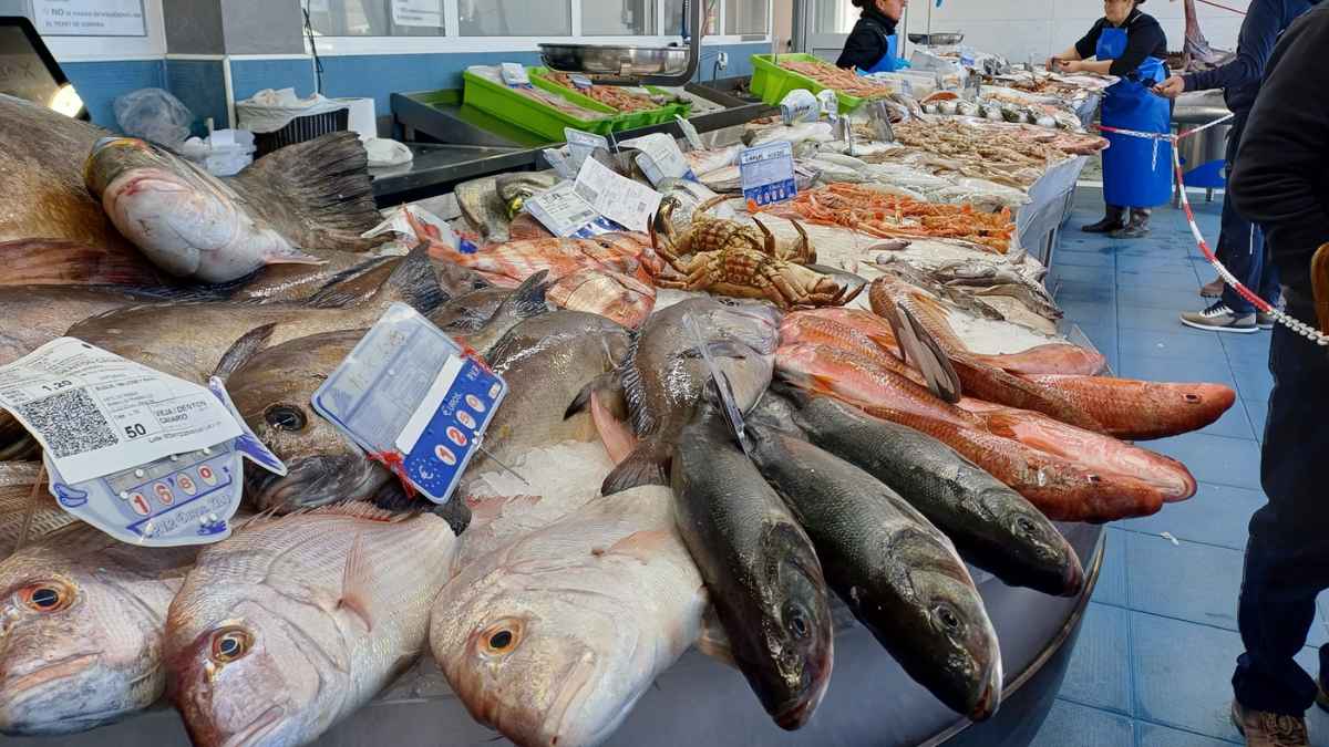 Mostrador de pescadería con pescados frescos recomendados para bajar el colesterol