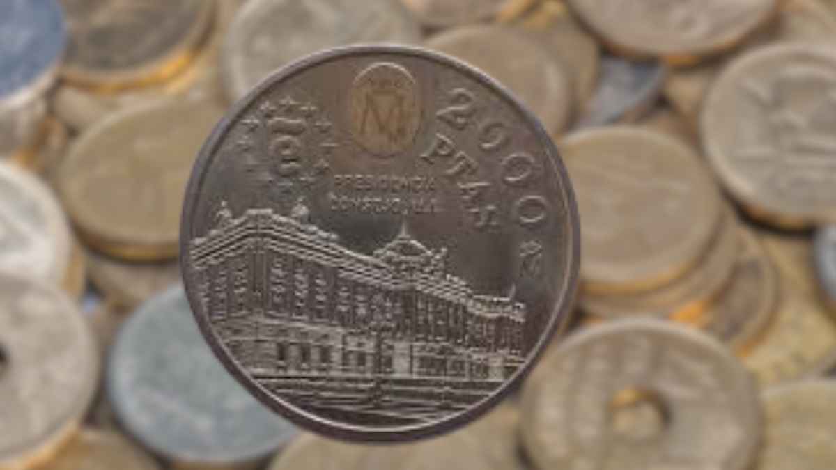 Moneda de 2000 pesetas de plata emitida en los años 90 con imagen del Palacio Real