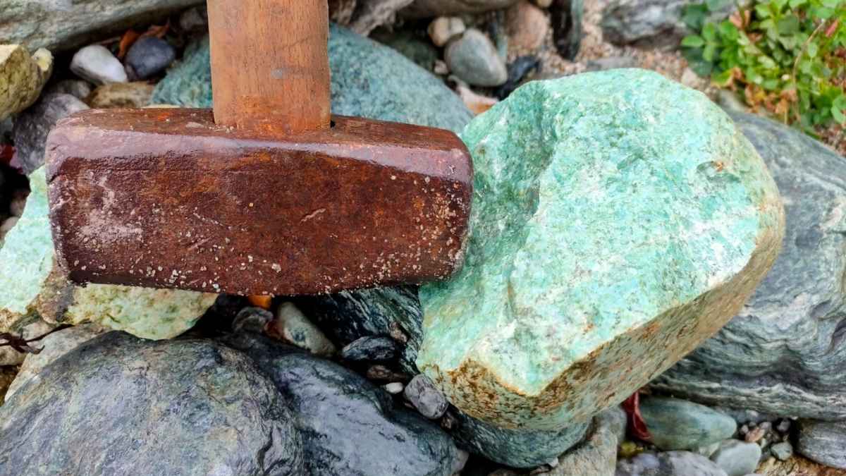 Piedra jade verde más valiosa que el oro encontrada fácilmente cerca de ríos en Monviso, Italia.