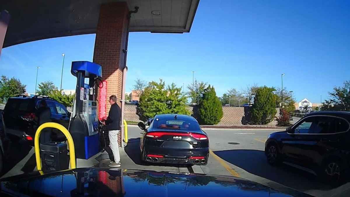 Ex empleado repostando gasolina con la tarjeta de su empresa en una gasolinera, tras ser despedido por fraude.