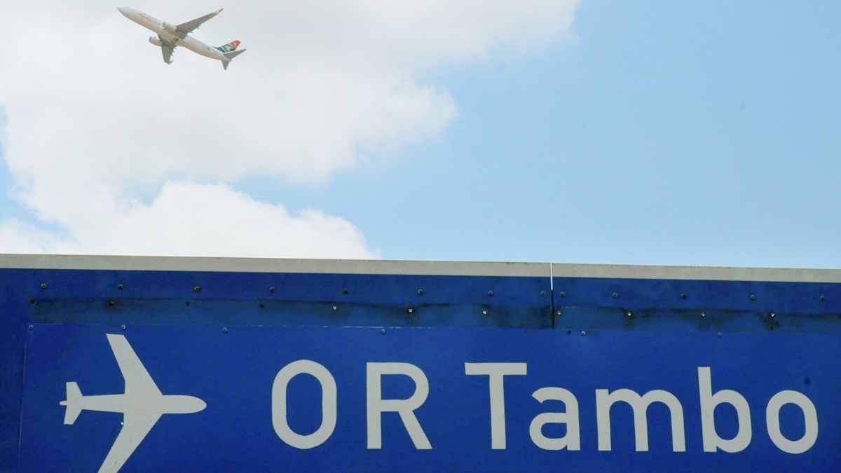 Avión despegando del aeropuerto OR Tambo de Johannesburgo en Sudáfrica