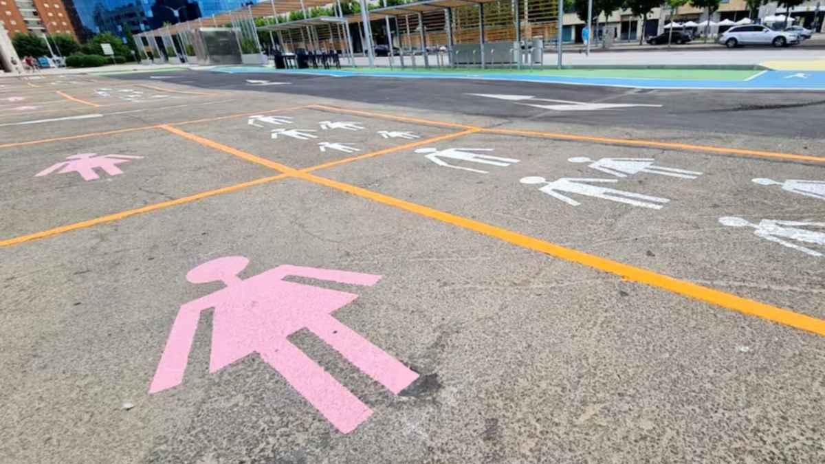 Plazas de aparcamiento rosas reservadas solo para mujeres en León