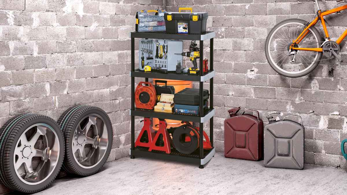 Estantería de plástico resistente Amazon con cuatro baldas para garaje o trastero, ideal para organizar herramientas fácilmente