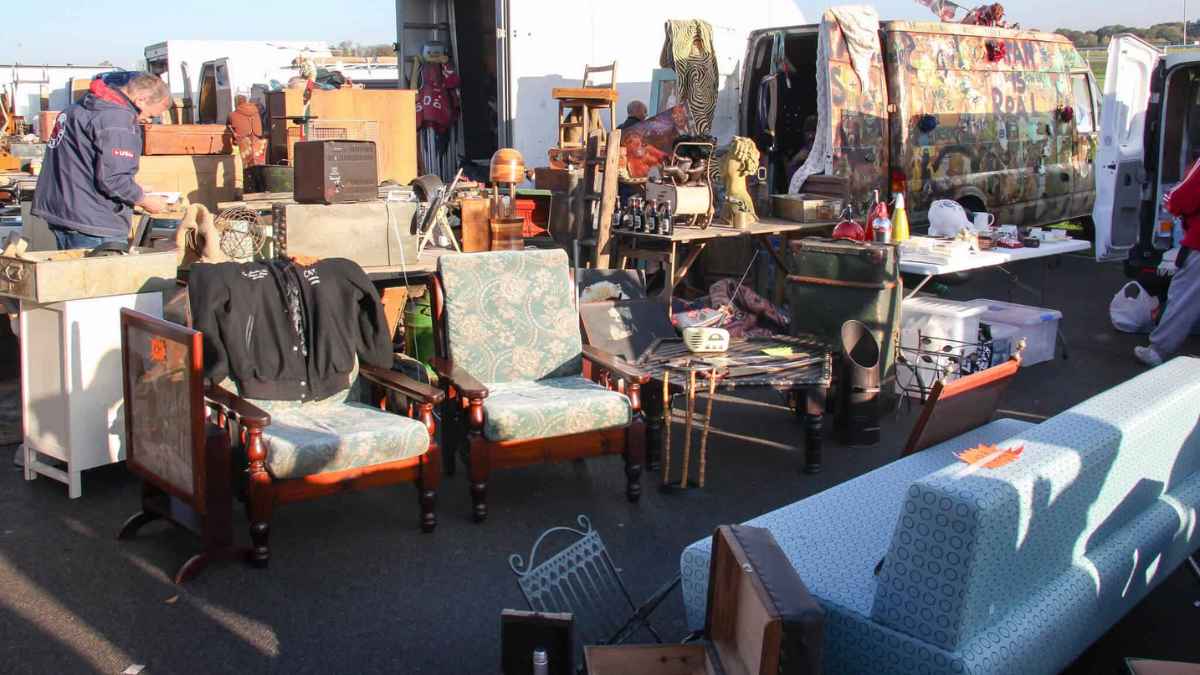mercadillo solidario con muebles usados y artículos de segunda mano en venta
