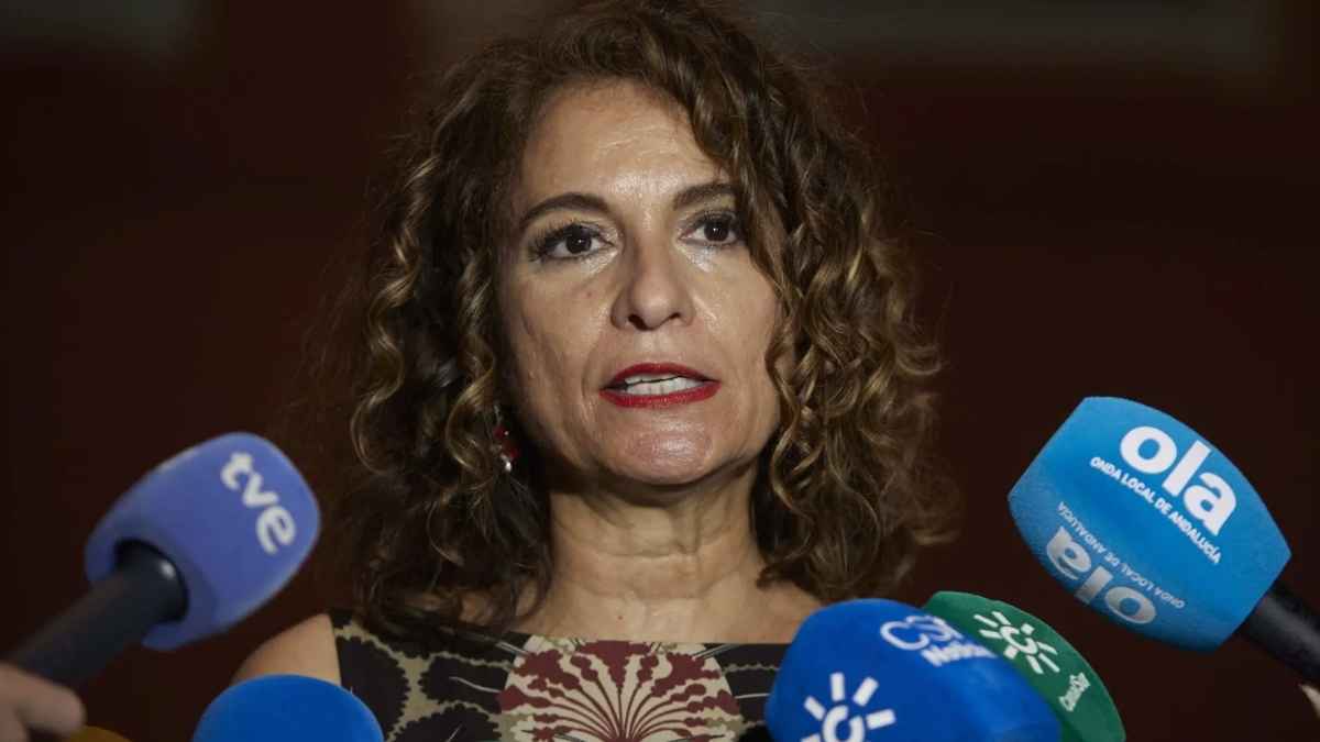 María Jesús Montero explicando la ayuda fiscal de 2.550 euros por convivir con mayores de 75 años