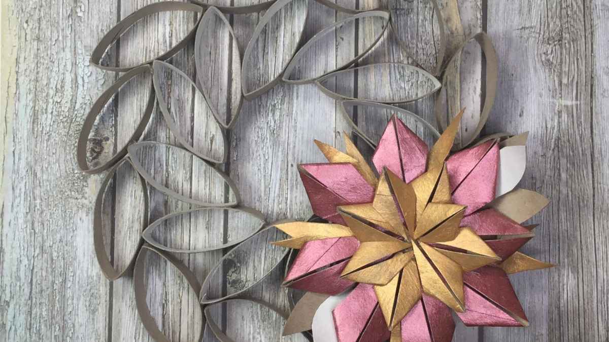 Corona decorativa hecha con tubos reciclados de papel higiénico