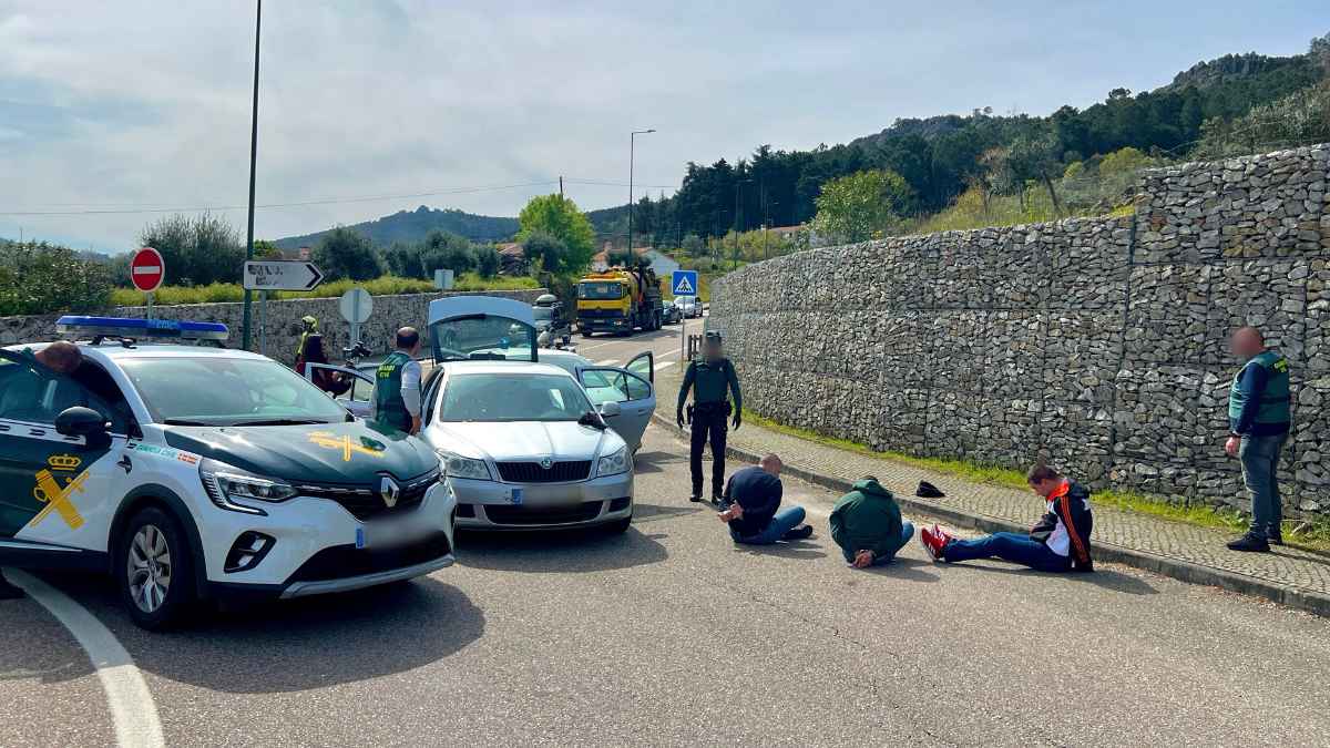 Detención de sospechosos por parte de la Guardia Civil tras persecución en carretera cerca de Tudela, La Rioja.
