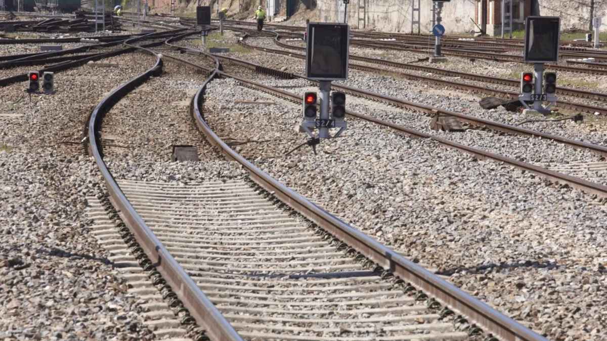 Piedras bajo las vías del tren en una estación ferroviaria