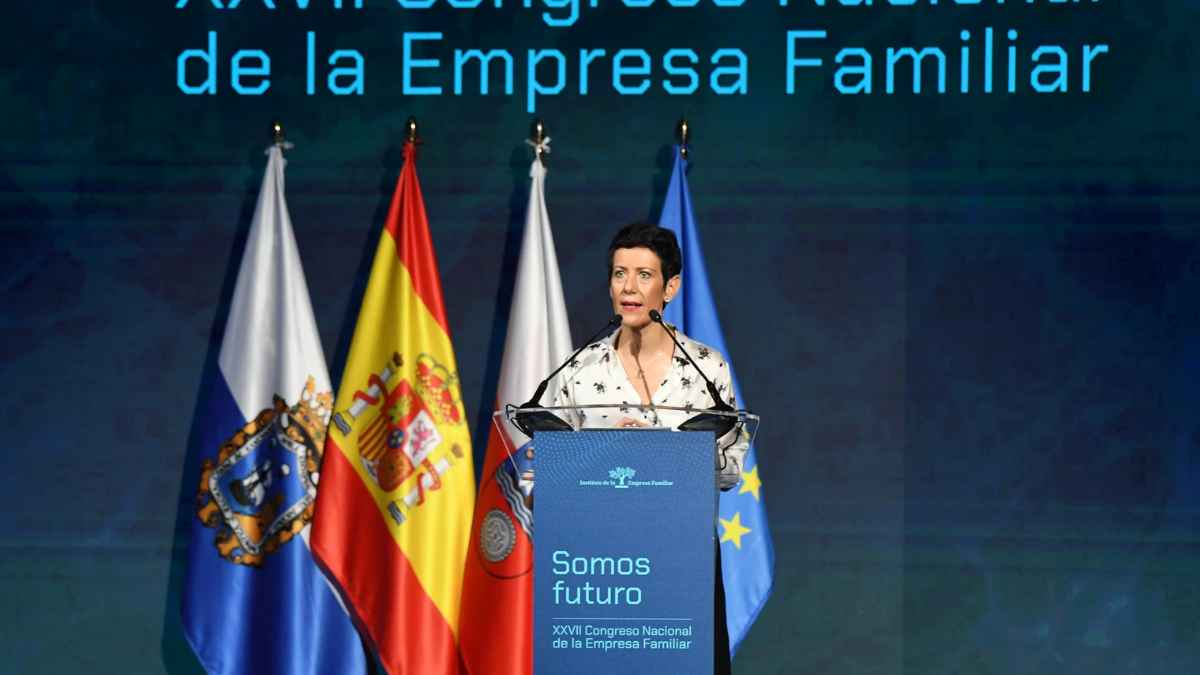 Elma Saiz explicando las 4 ayudas económicas de la Seguridad Social por nacimiento de hijo en evento público
