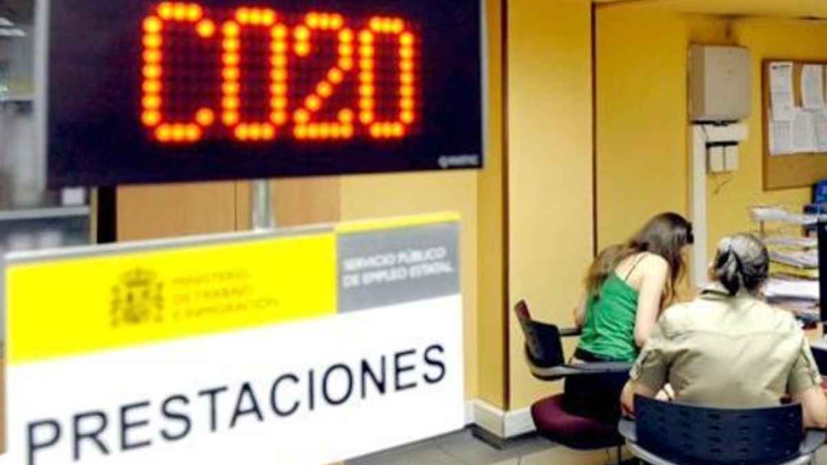 Oficina de la Seguridad Social atendiendo consultas sobre prestaciones e incapacidad permanente total al llegar a jubilación.