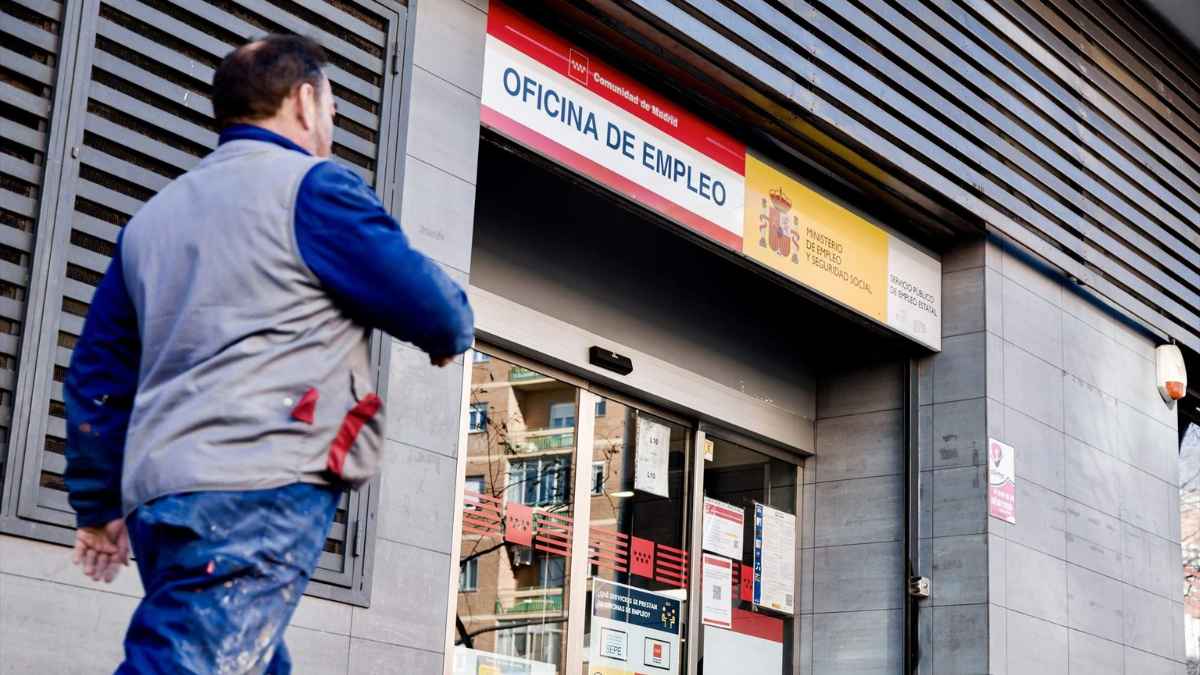 Hombre entrando en oficina del SEPE para cobrar paro tras olvidar alta demanda empleo