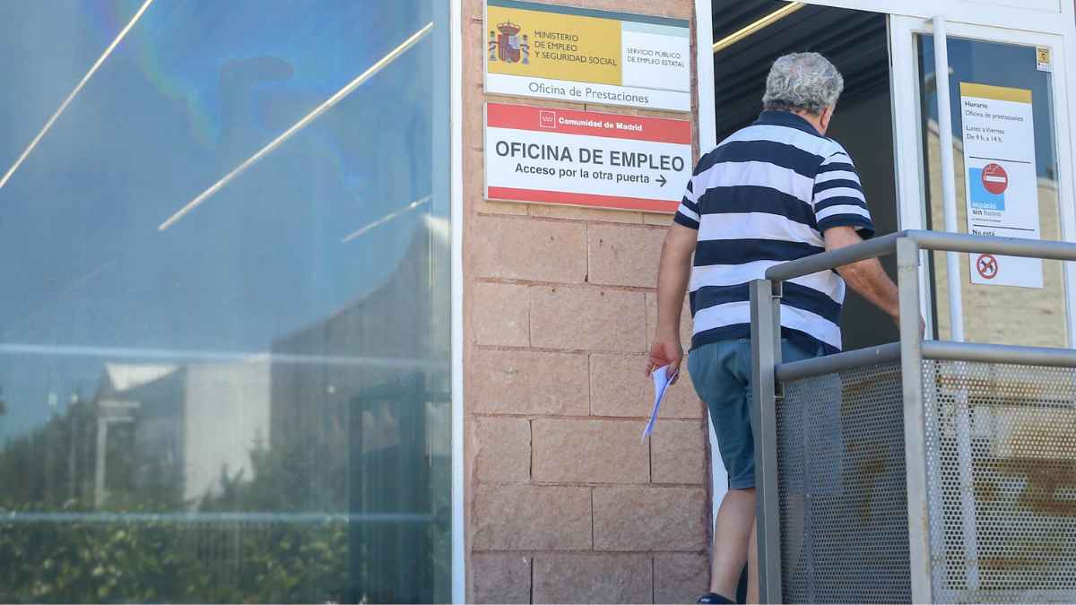 Persona entrando en oficina del SEPE para solicitar la paga indefinida para mayores de 52 años