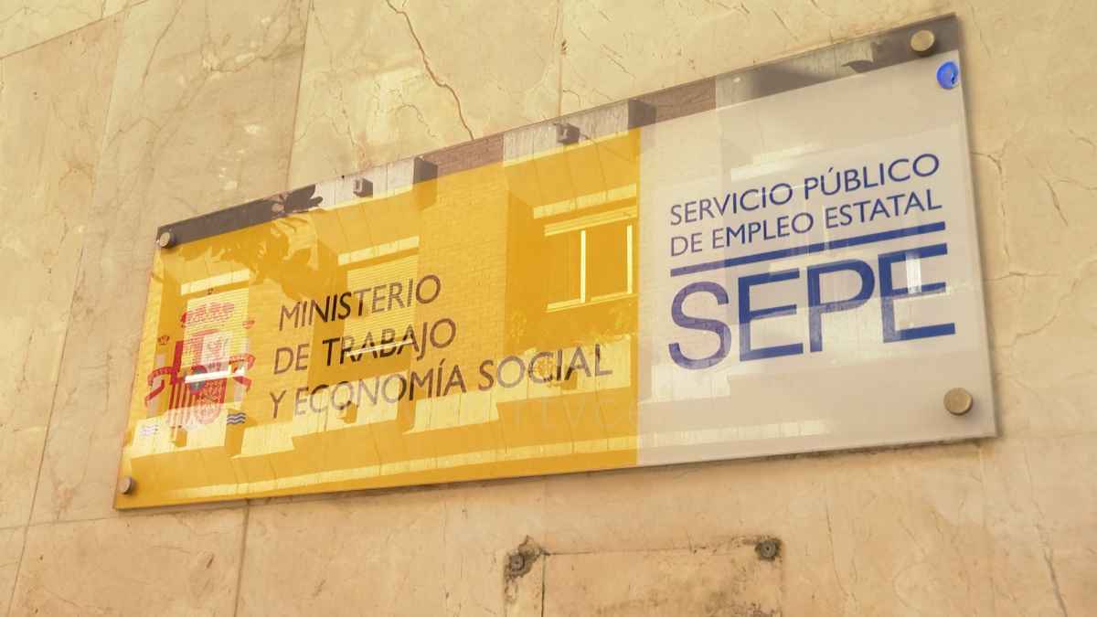 Cartel del SEPE y Ministerio de Trabajo anunciando retirada del paro a trabajadores despedidos en circunstancias sospechosas.