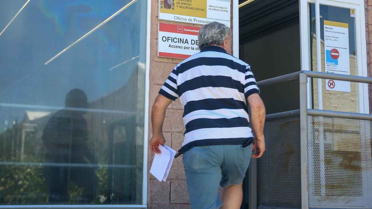 Persona mayor de 55 años entrando en una oficina del SEPE para solicitar el subsidio indefinido.
