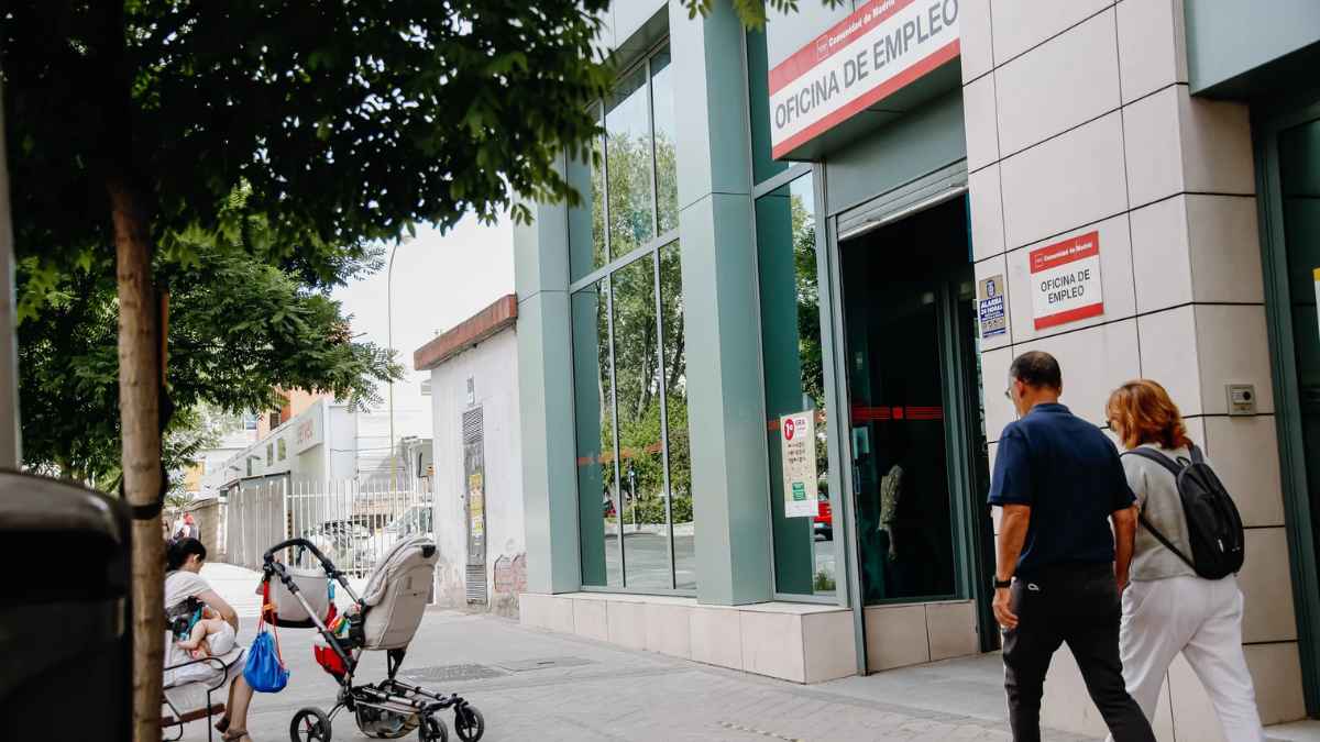 El SEPE suspende la prestación por desempleo a las personas que están de baja por maternidad o paternidad