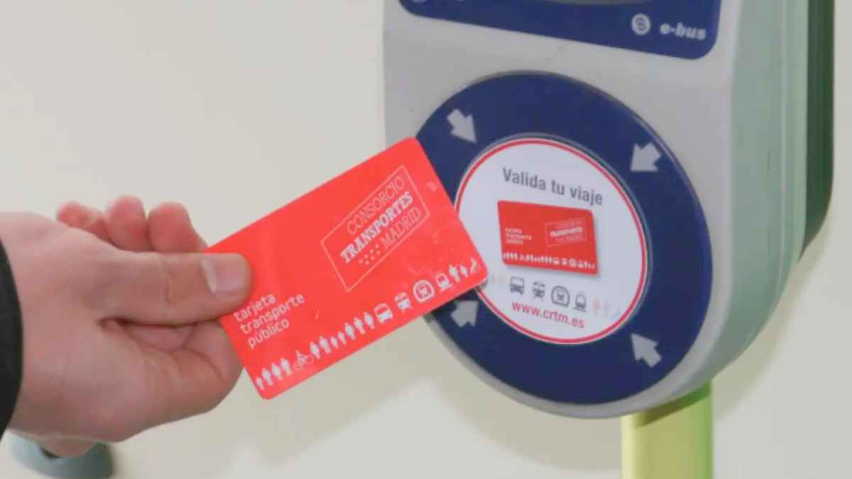 Persona validando la tarjeta Madrid Mayor en transporte público para disfrutar descuentos exclusivos