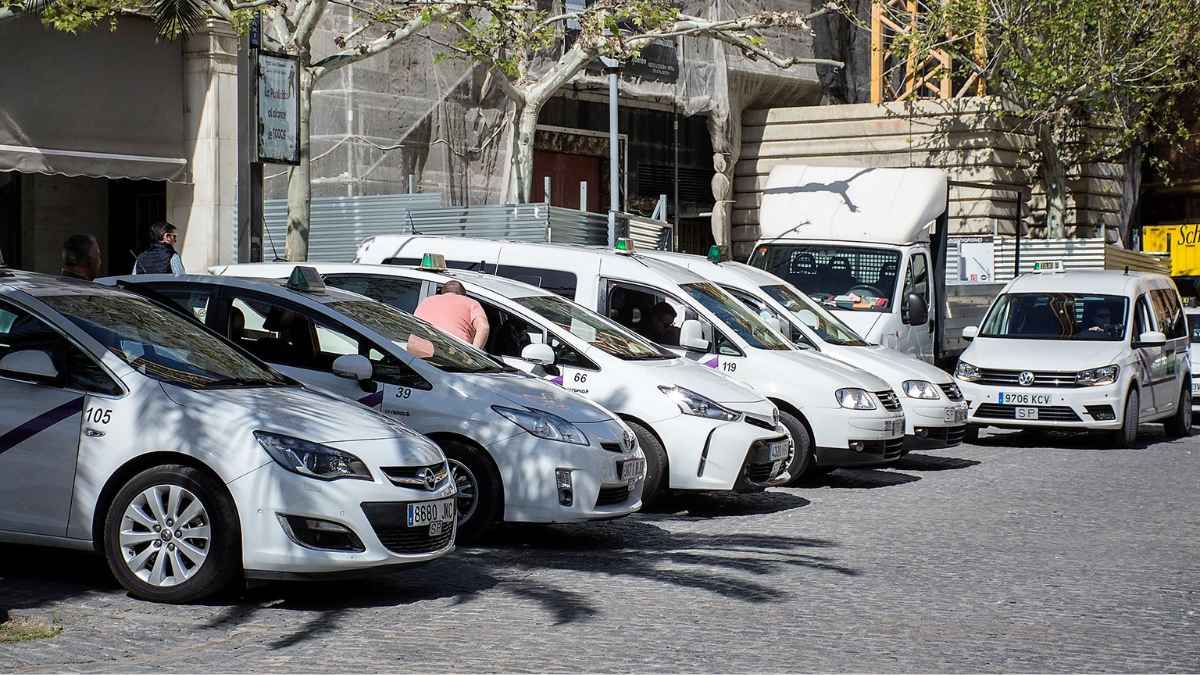 Fila de taxis en la calle, uno de los cuales es elegido para realizar un viaje gratuito en un experimento social.