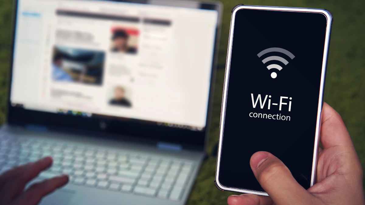 Persona conectándose a internet WiFi desde su móvil sin escribir la contraseña.
