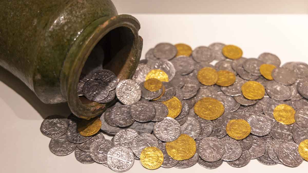 Tesoro de monedas antiguas encontrado al limpiar una casa llena de basura