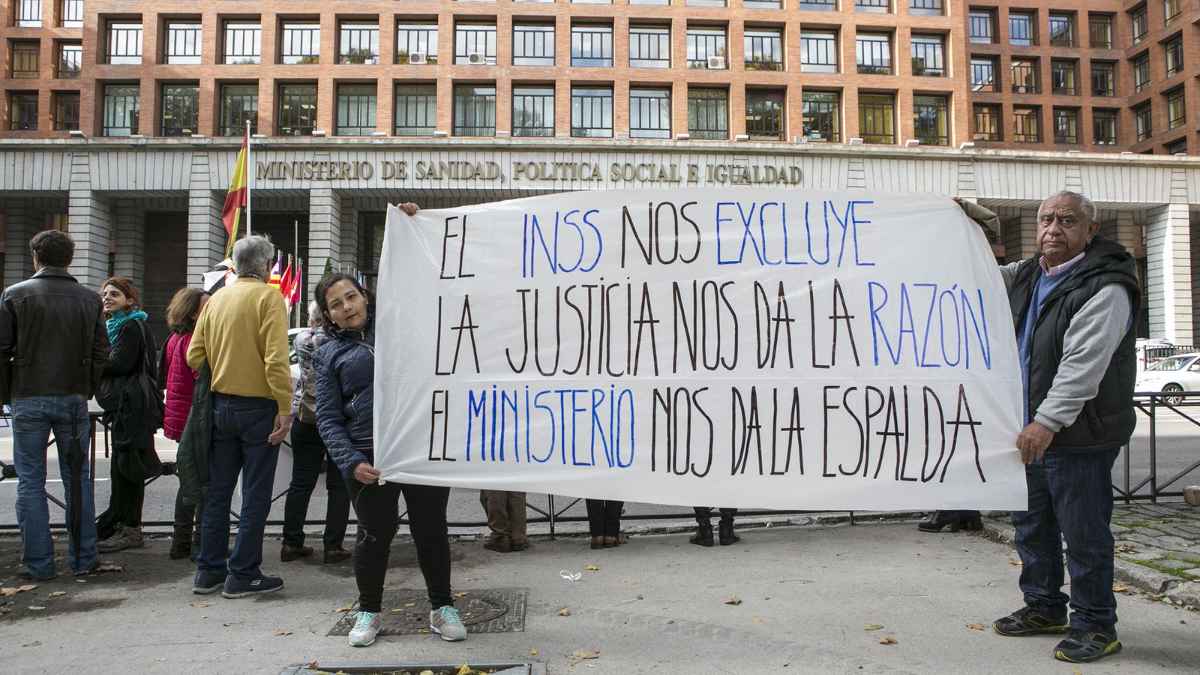 Protesta frente al Ministerio de Sanidad por la exclusión del INSS en la solicitud de pensión por incapacidad.