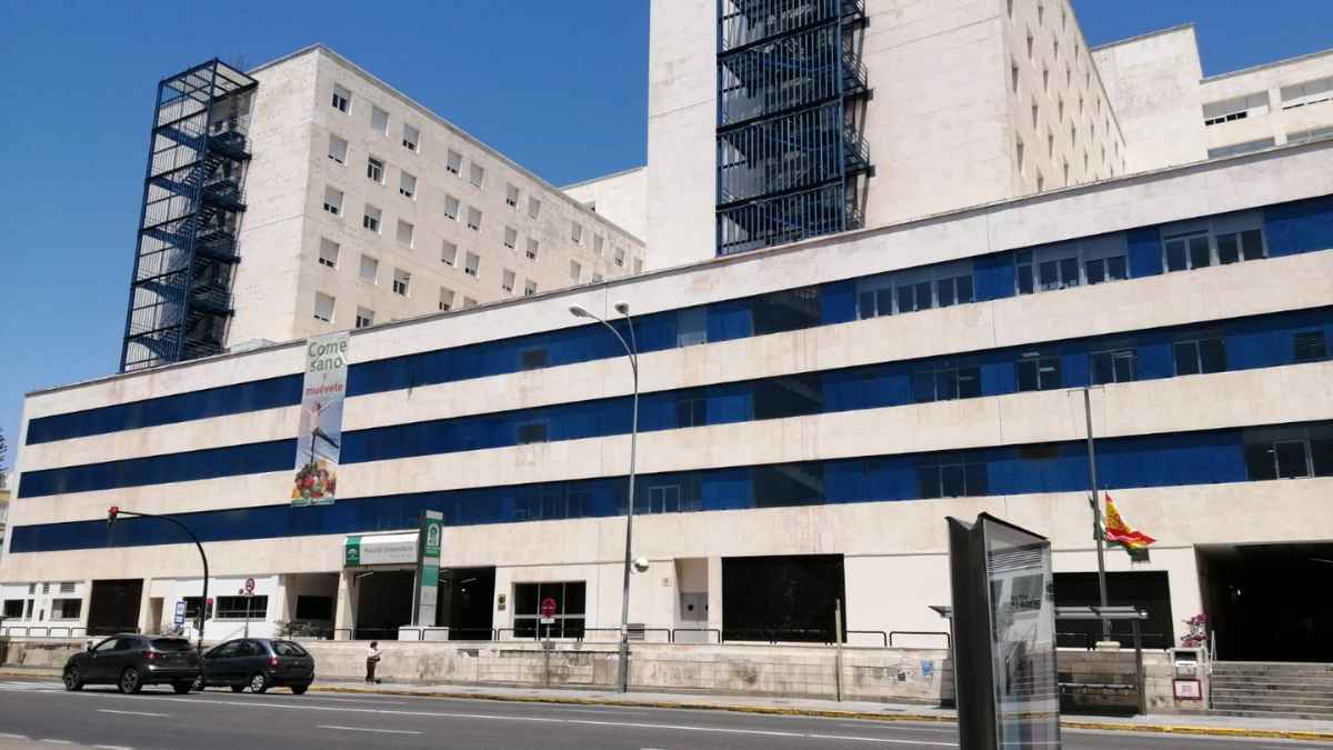 Hospital Puerta del Mar, sede de controversia laboral por despido de trabajador relacionado con grupo de WhatsApp.