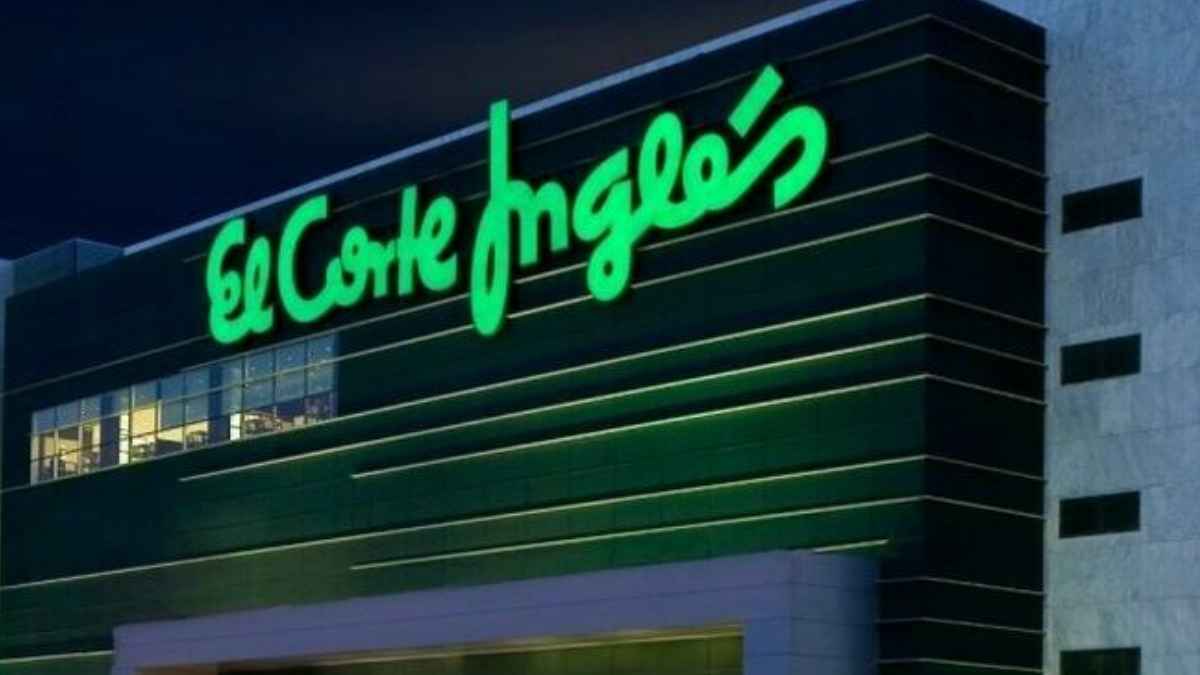 Fachada iluminada de un centro comercial El Corte Inglés durante la noche