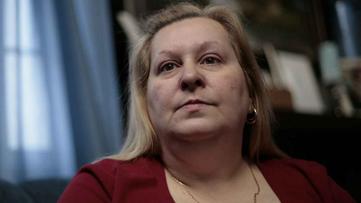 Mujer de 67 años trabajadora en supermercado que aún no puede jubilarse por falta de ahorros