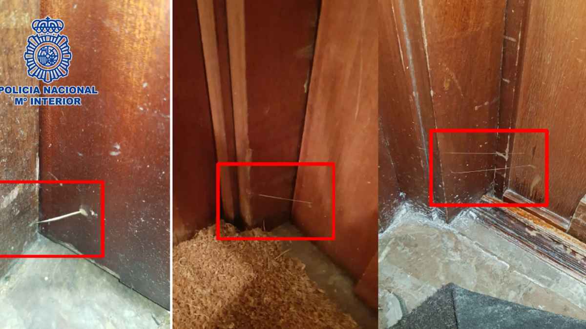 Marcas en la puerta de una vivienda que indican posible vigilancia por okupas