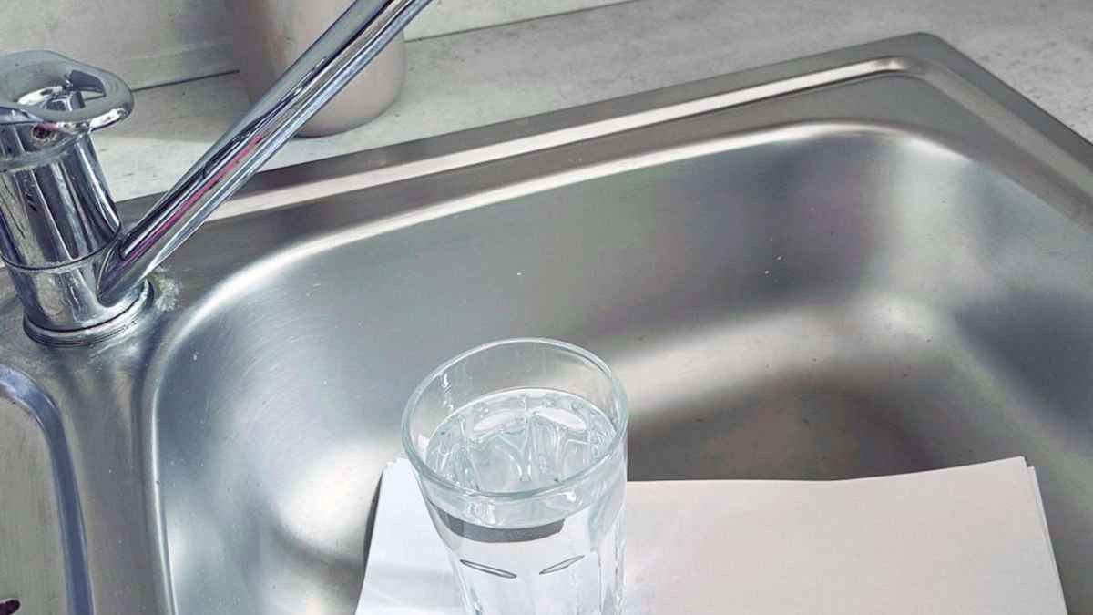 Truco del vaso de agua colocado en el fregadero para evitar malos olores en la cocina.