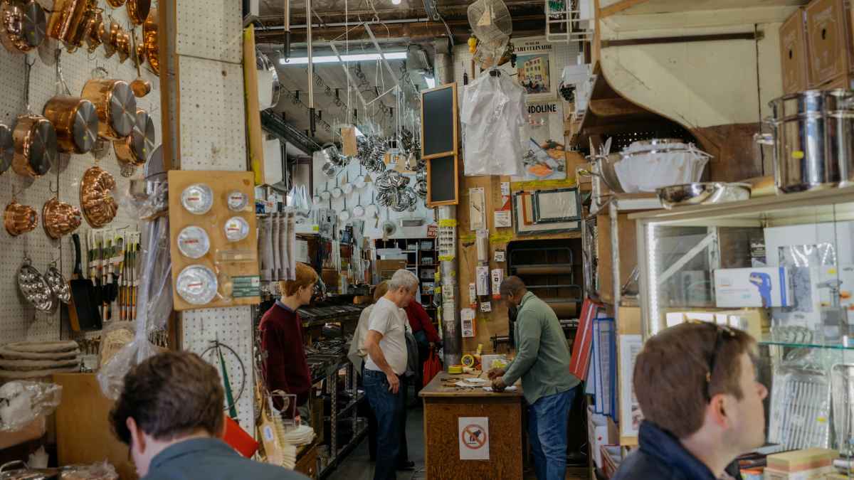 Interior de una tienda tradicional con sartenes y utensilios de cocina, recordando al vendedor que revolucionó los fondos de inversión.