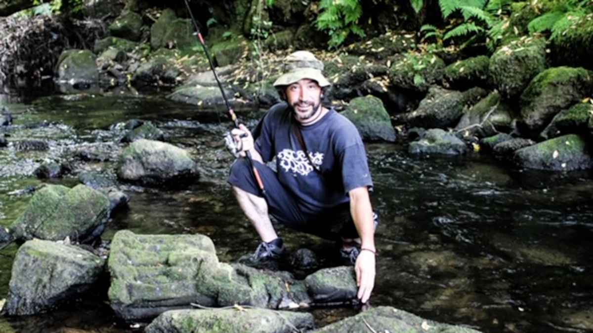 Fernando Brey pescando en el río Sar antes de descubrir una virgen gótica oculta bajo las piedras