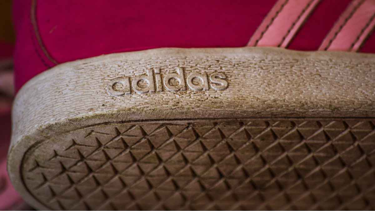 Detalle de la suela de unas zapatillas Adidas retro rosa con logo grabado, en oferta en Amazon por menos de 40 euros