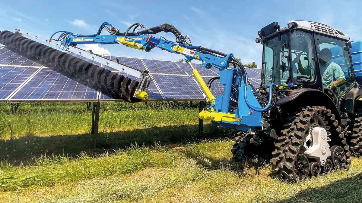 Paneles solares en campos de Carmona, ejemplo del negocio solar que atrae a agricultores tradicionales