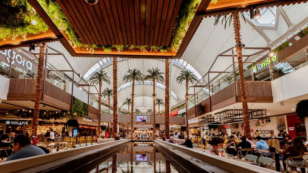 Interior del Centro Comercial Xanadú con nueva apertura de restaurante que ofrece vacantes con contratos indefinidos
