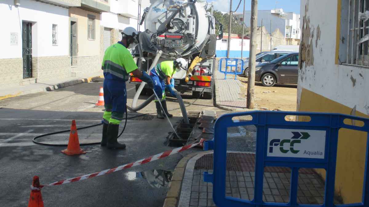Trabajadores de Aqualia realizando labores de saneamiento urbano en España