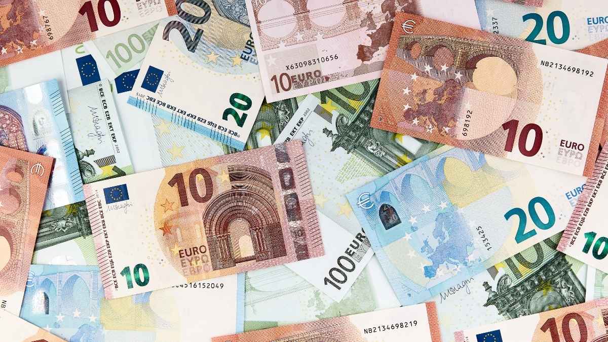 Billetes de euro que ilustran la ayuda de 564 euros de la Seguridad Social para personas sin cotización