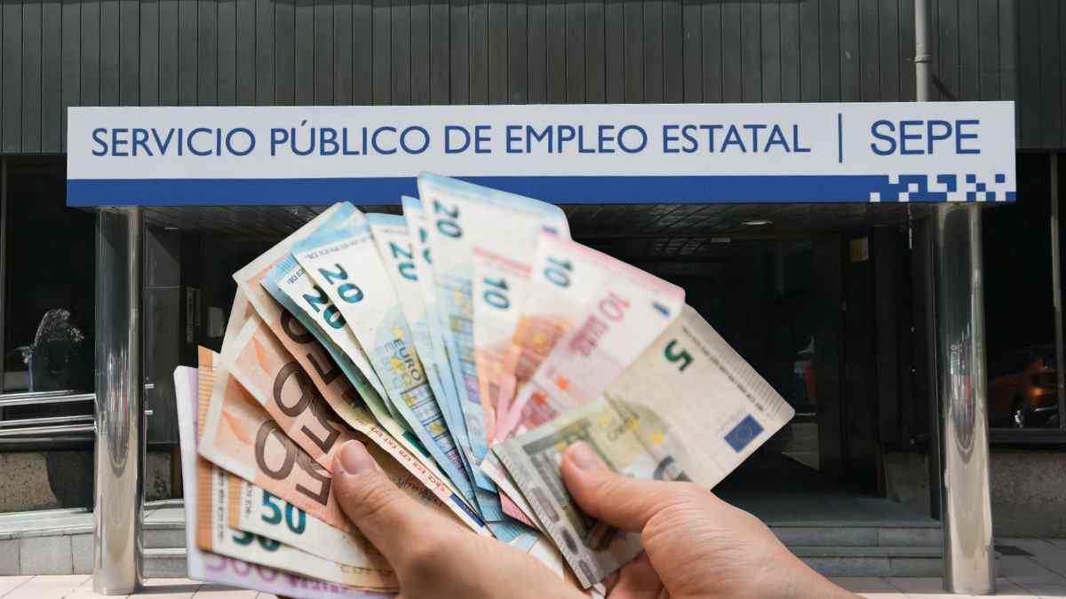 Persona mostrando billetes frente a oficina del SEPE por la ayuda de 6.660 euros para desempleados sin paro contributivo