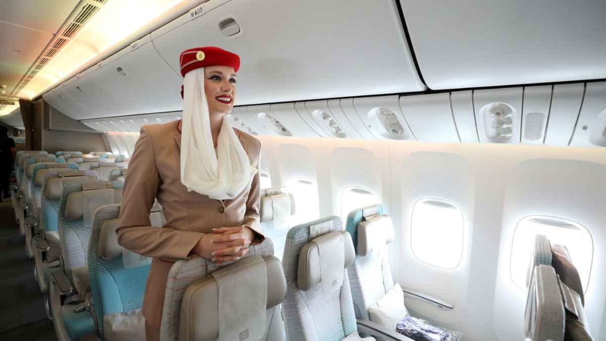 Azafata de Emirates en el interior de un avión