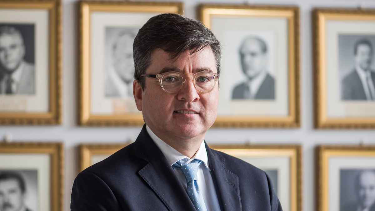 Retrato de un exbanquero español que advierte sobre los riesgos de guardar los ahorros en cuentas bancarias