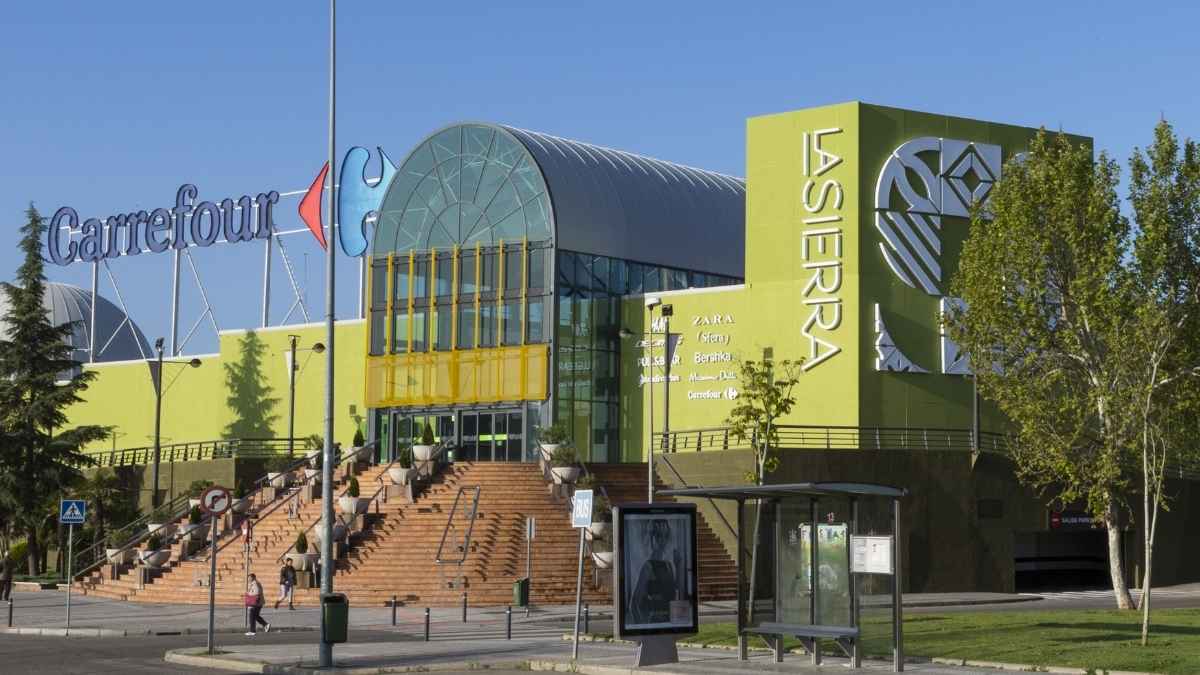 Entrada principal del centro comercial La Sierra en Córdoba, donde cerrará Bershka en septiembre