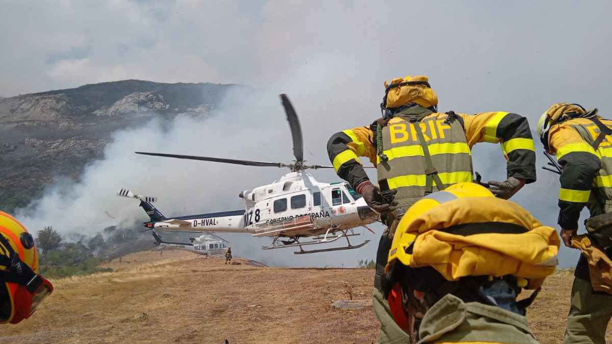 Bomberos forestales BRIF con helicóptero en labores de extinción tras nuevo convenio laboral publicado en el BOE