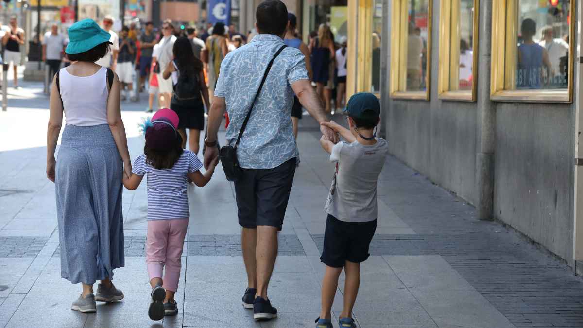 Familia con hijos caminando por la ciudad, beneficiaria del Bono Concilia Familia de 500 euros