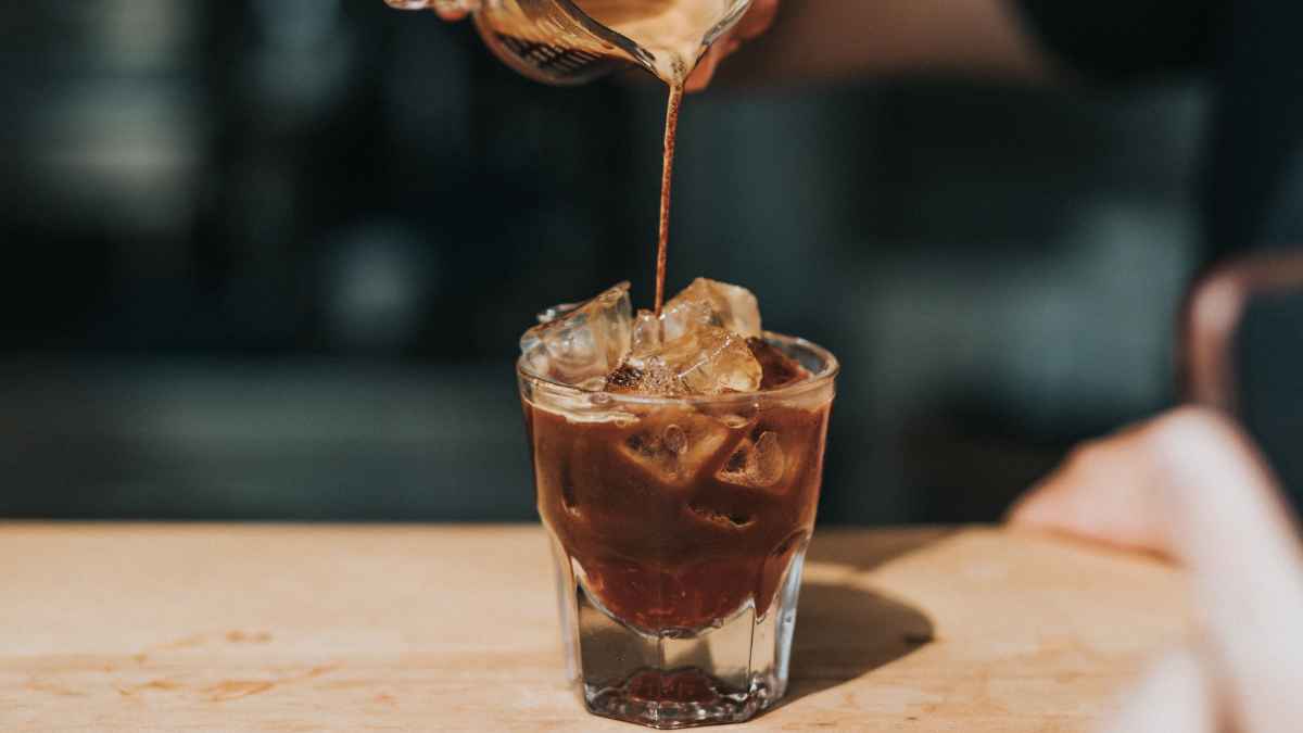 café con hielo servido en vaso de cristal