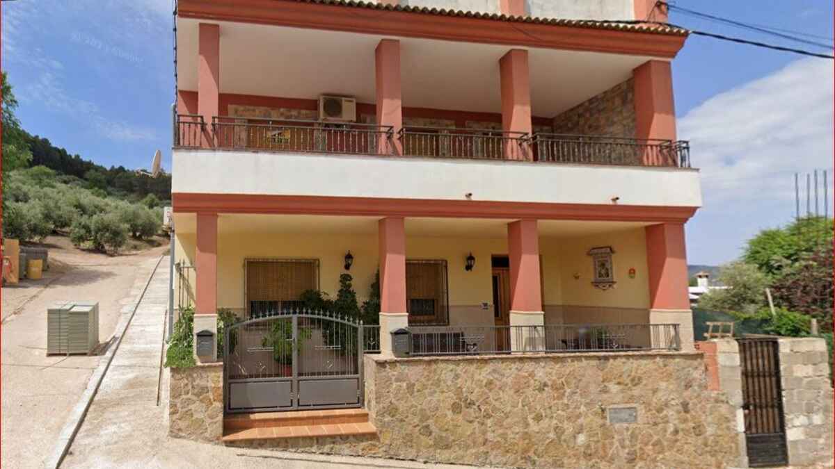 Fachada de casa rebajada de 160 m² en Benatae que CaixaBank vende por 68.800 €