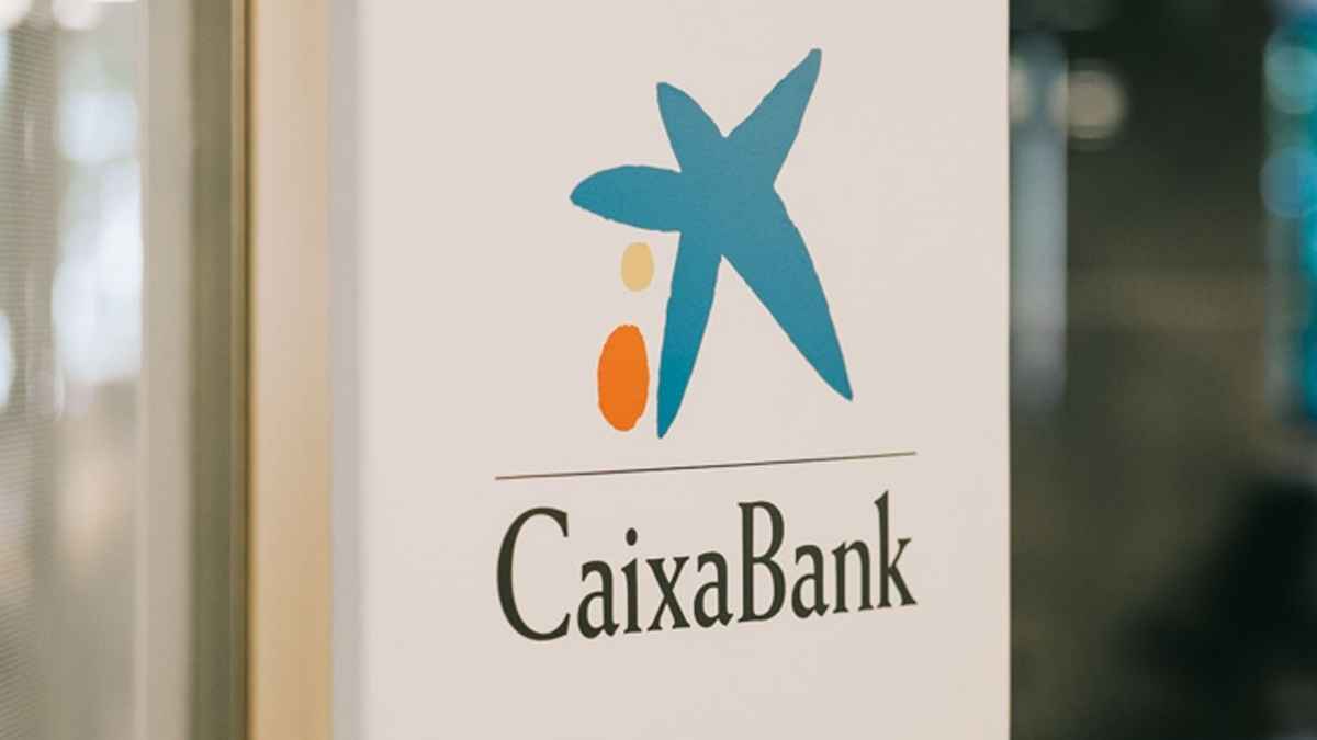 Logo de CaixaBank junto a su nuevo portal inmobiliario Facilitea Casa con más de 40.000 viviendas en España