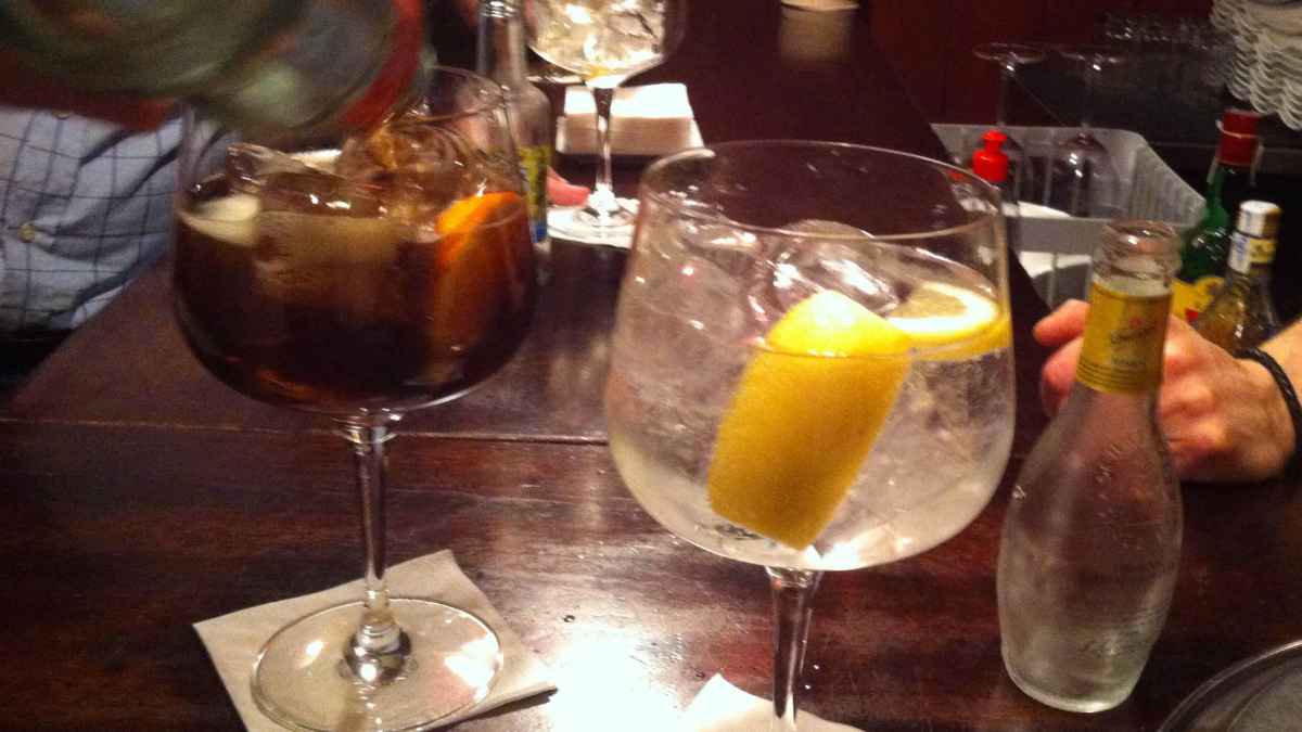 Copas y bebidas en una barra de bar relacionadas con un despido por no asistir a fiestas de empresa